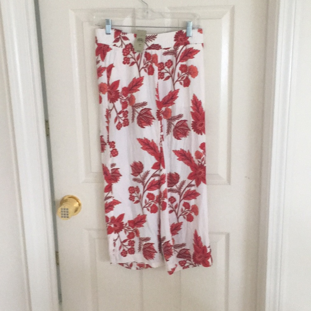 Red and white wide legged cropped pants